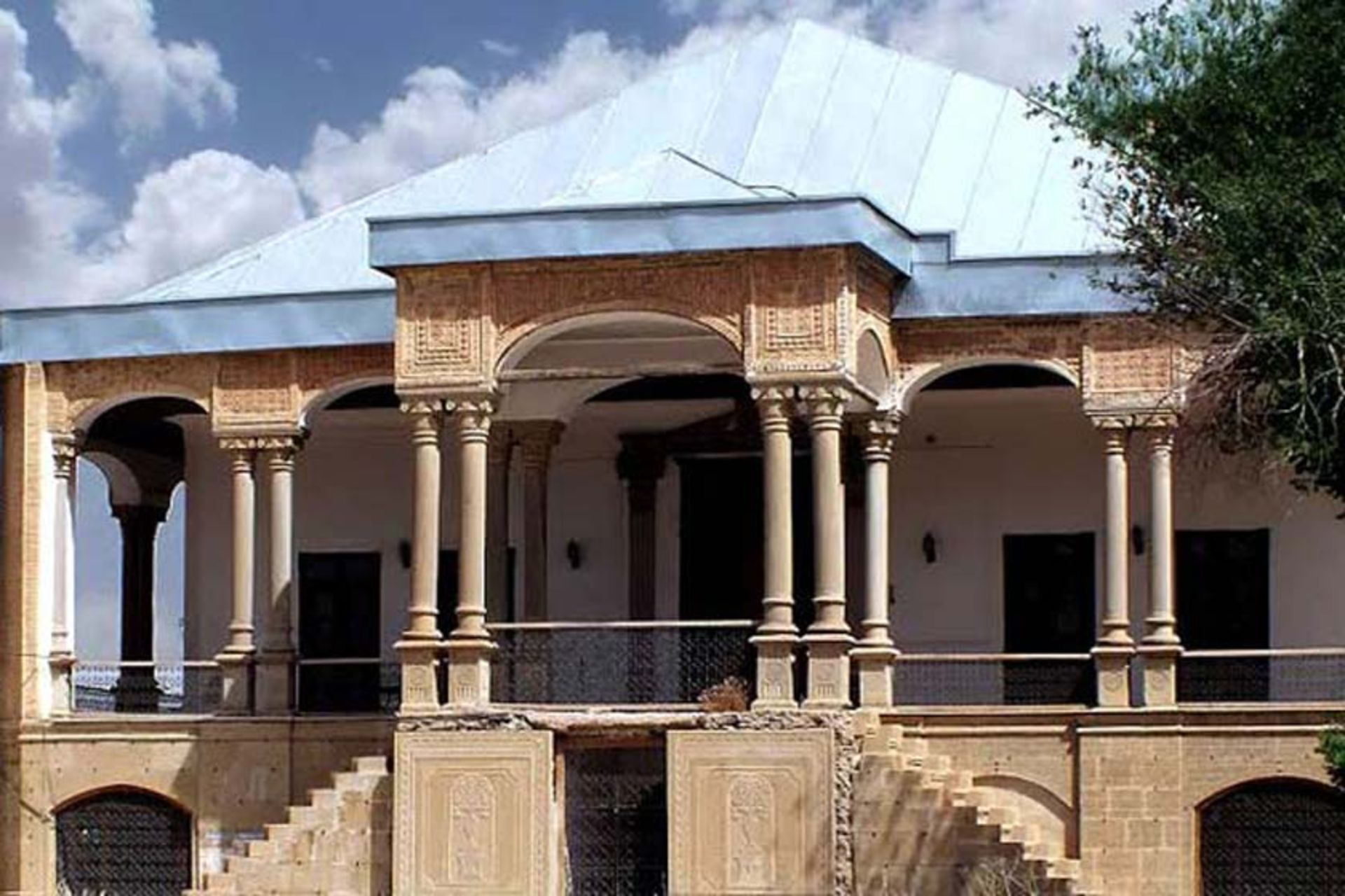 قلعه تاریخی جونقان (کاخ سردار اسعد بختیاری)