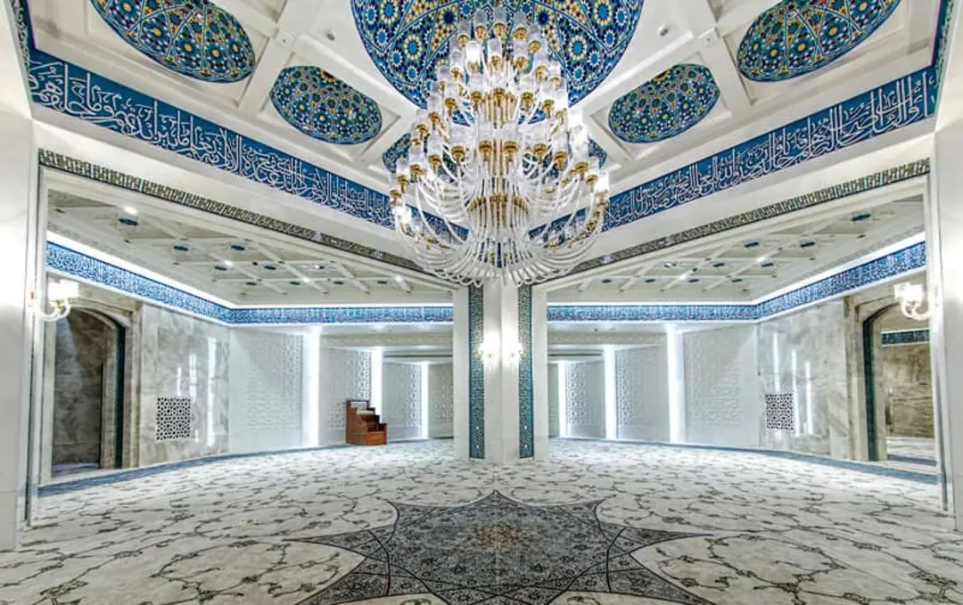 تزئینات داخلی چشم نواز در مسجد جامع ایران مال