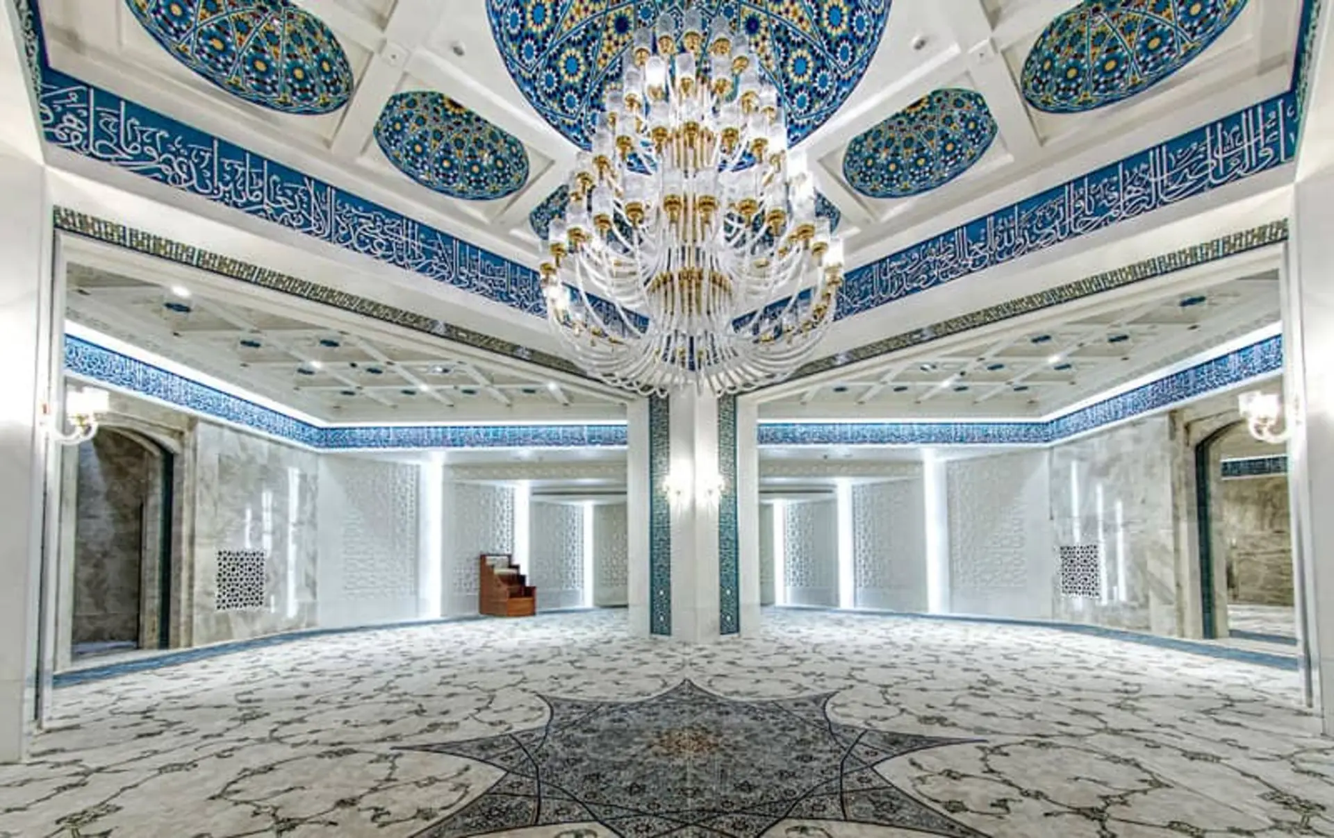 تزئینات داخلی چشم نواز در مسجد جامع ایران مال