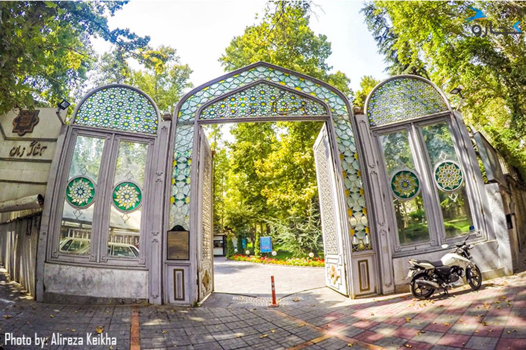 درب ورودی باغ موزه زمان