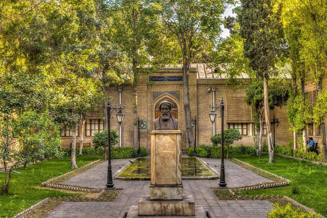 سردیس فردوسی در محوطه باغ موزه نگارستان