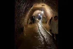 زاغه‌ ها و تونل های سنگی لیقوان