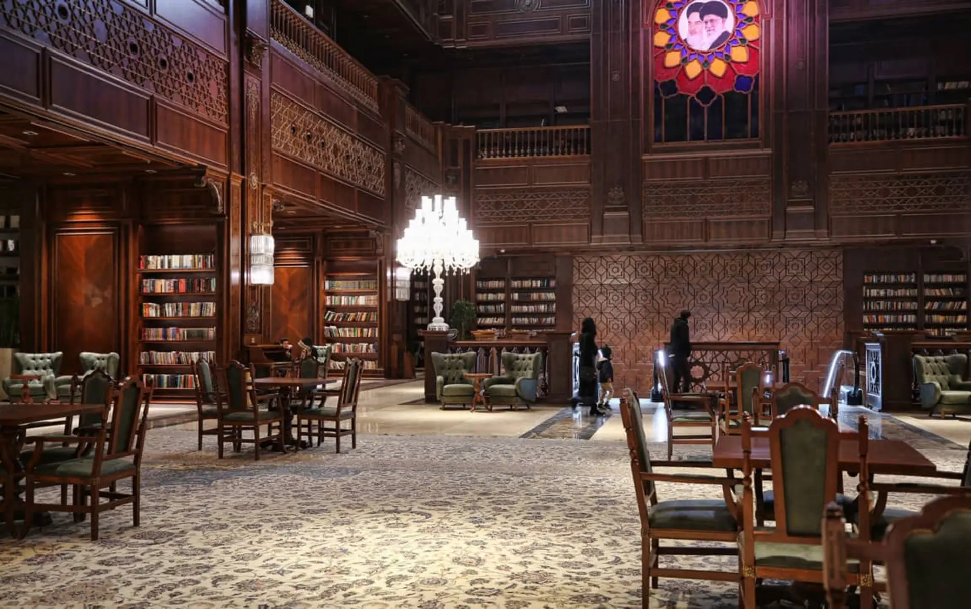 فضای مطالعه طبقه اول کتابخانه جندی شاپور ایران مال
