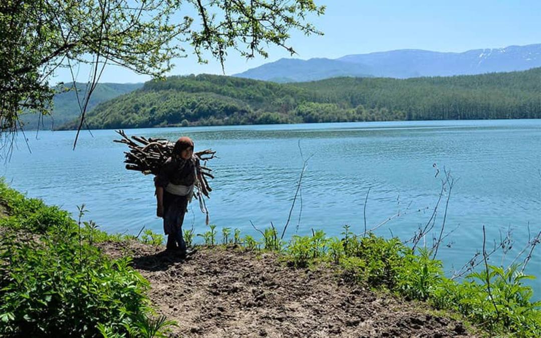 بانوی روستایی در حاشیه دریاچه سد لفور