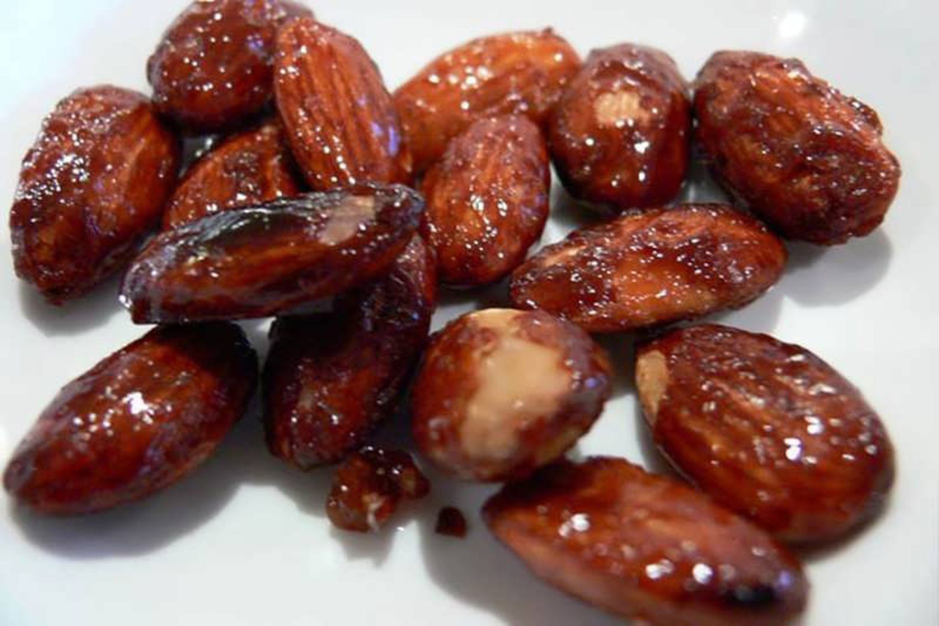 بادام سوخته از سوغات مشهور کردستان