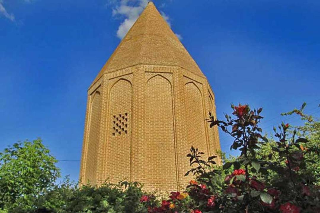 برج قربان همدان در میان درختان سرسبز