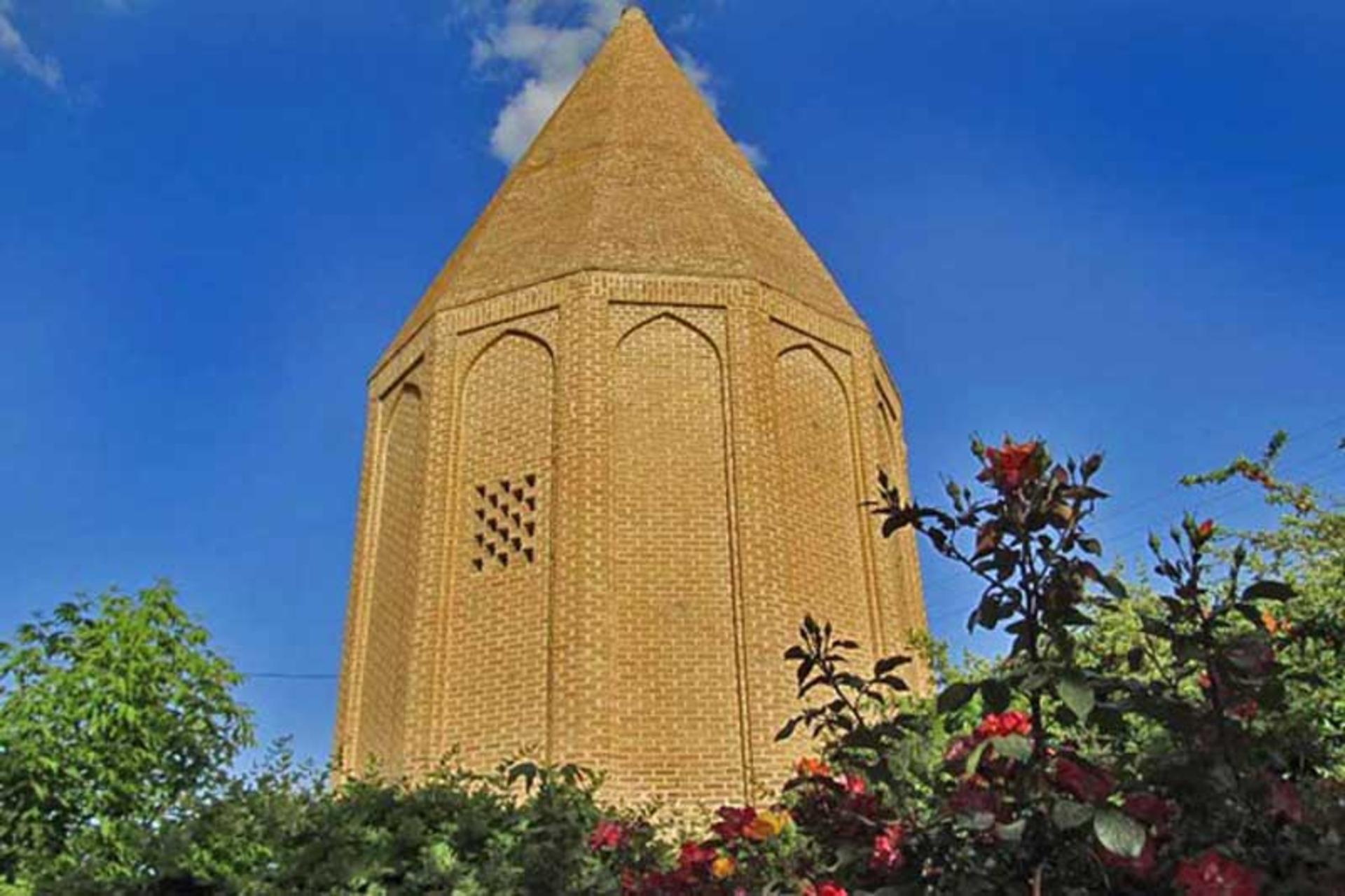 برج قربان همدان در میان درختان سرسبز