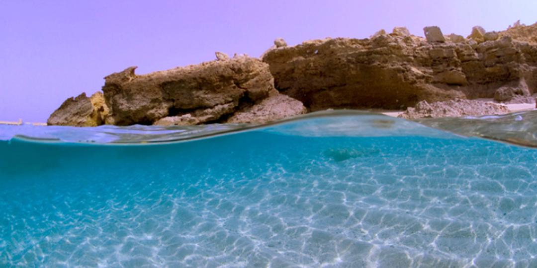 ساحل زیبای لاوان با آب زلال