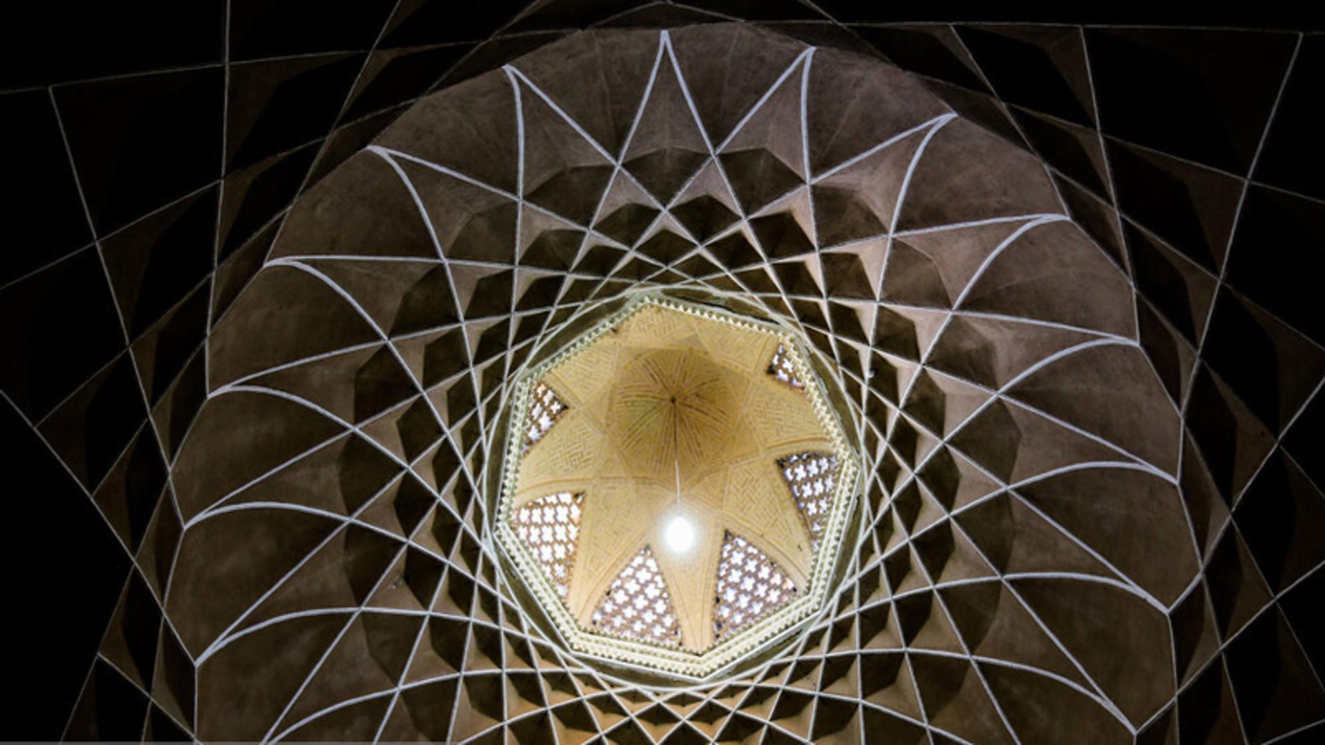 سقف عمارت باغ زیبای دولت اباد