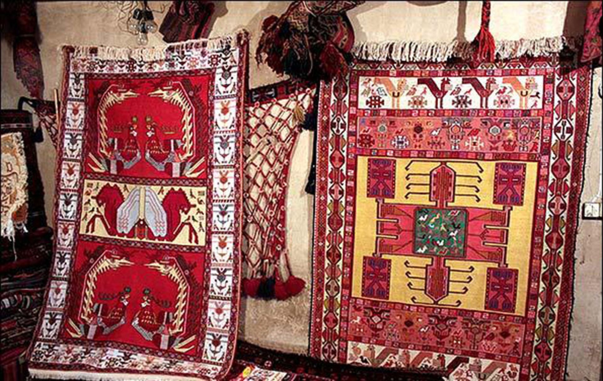 گلیم سنه از سوغات مشهور کردستان