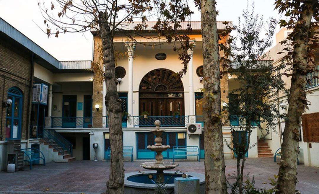 حیاط خانه مهرانگیز کامبیز