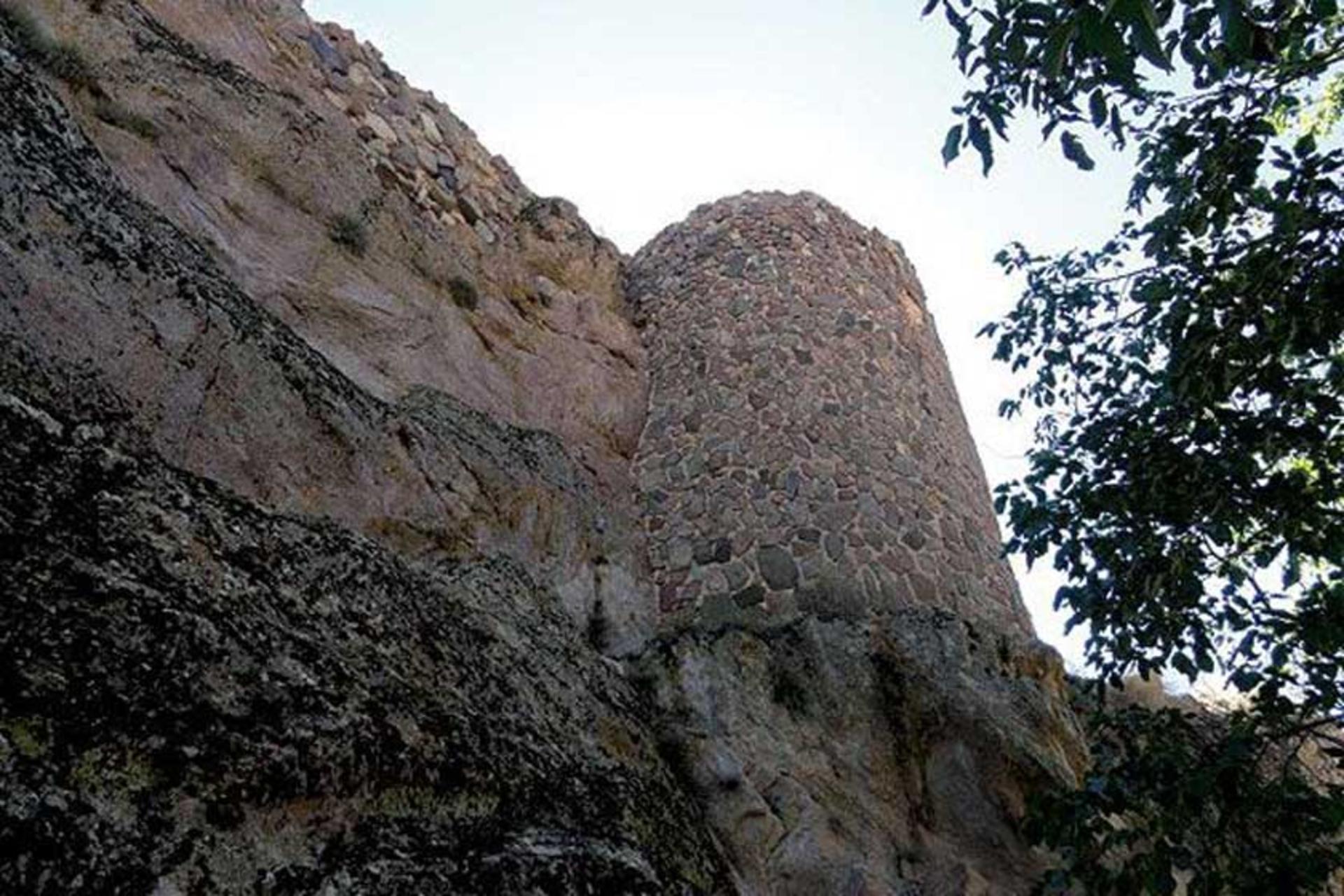 قلعه سنگی میانه