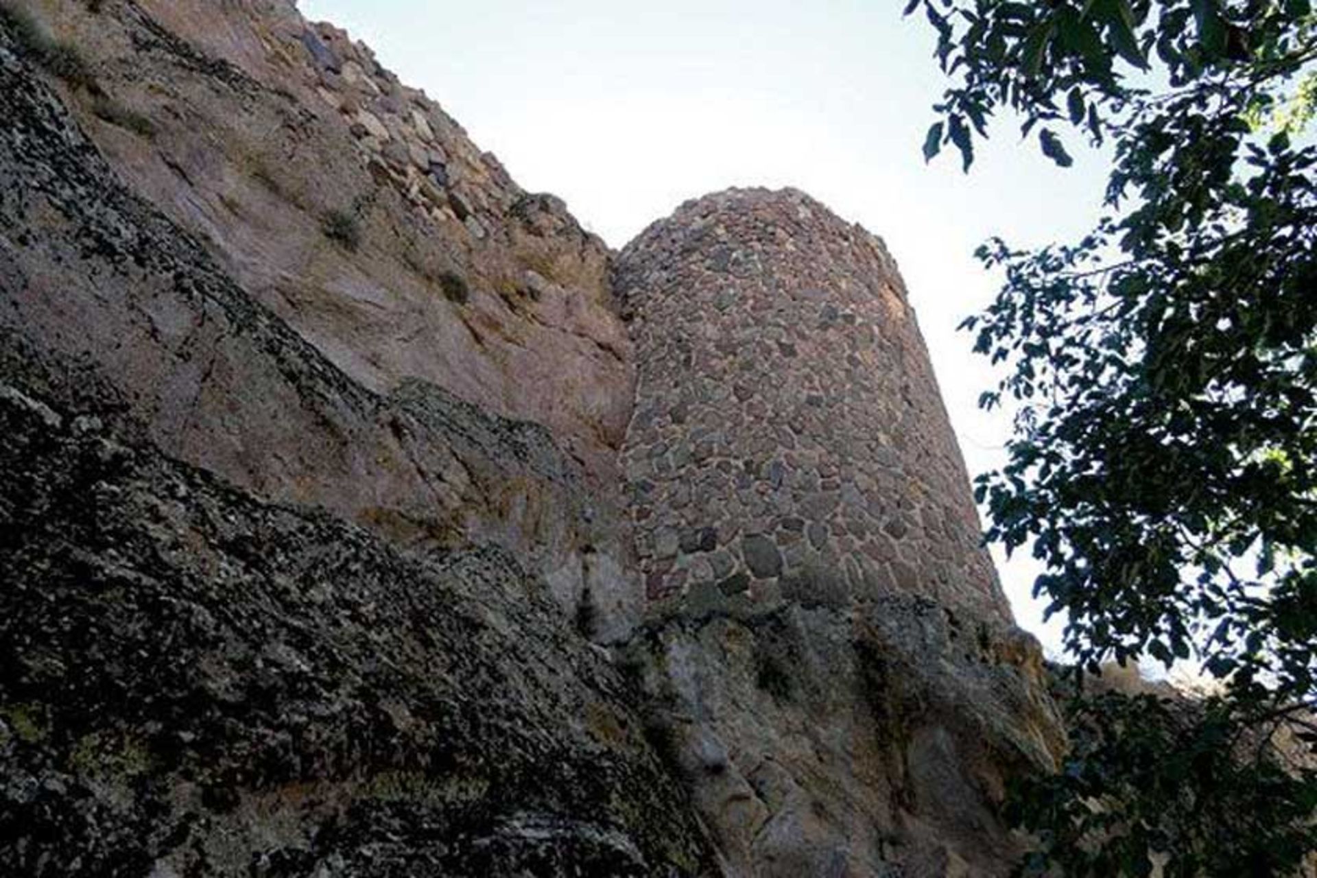 قلعه سنگی میانه