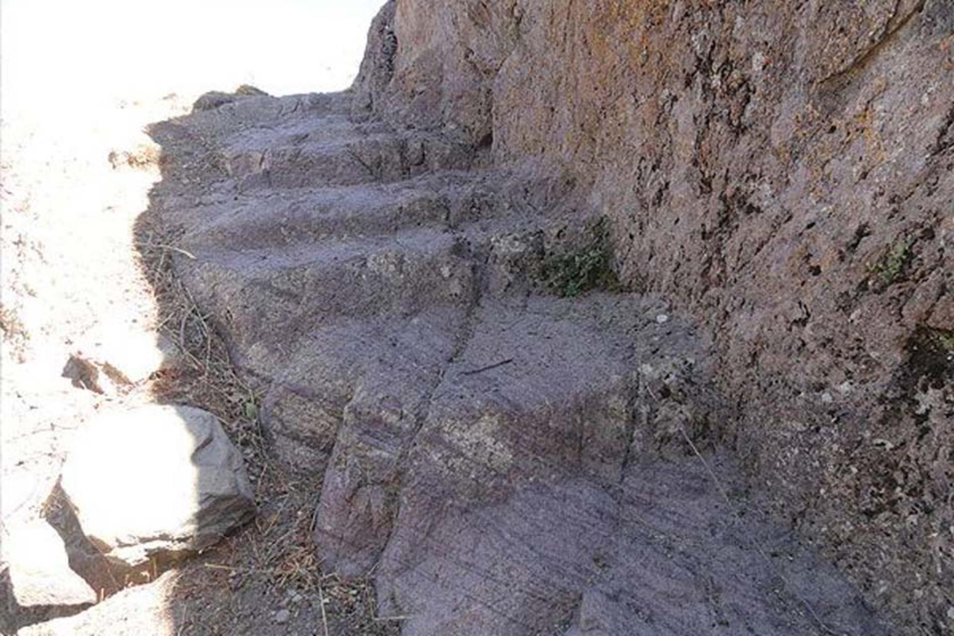 قلعه سنگی میانه