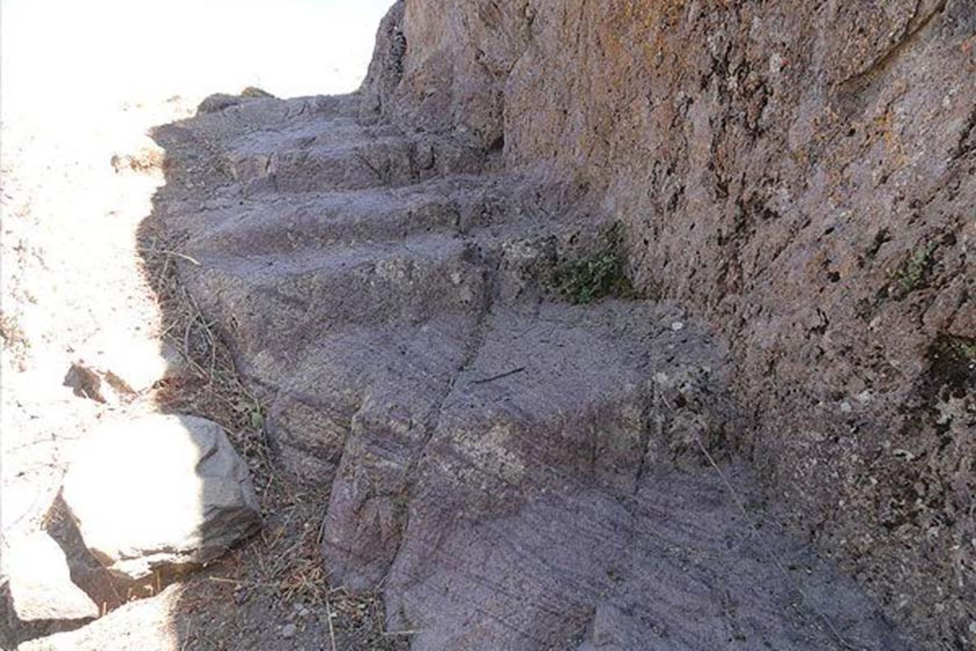 قلعه سنگی میانه