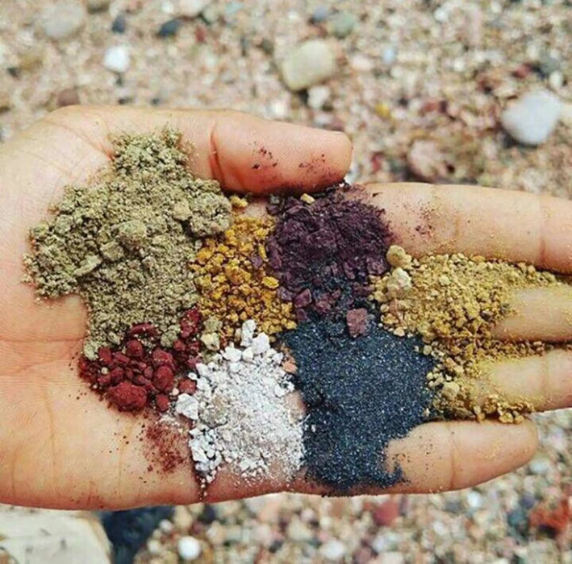 خاک‌های رنگی هرمز