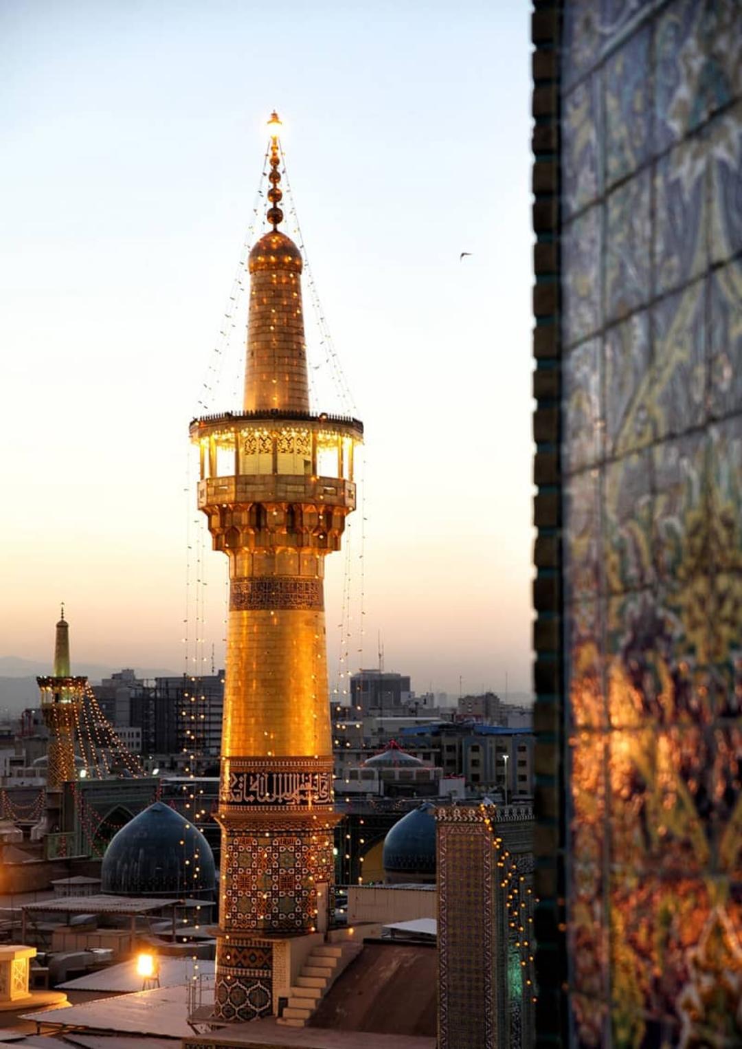 گلدسته کنار گنبد طلای حرم امام رضا (ع)
