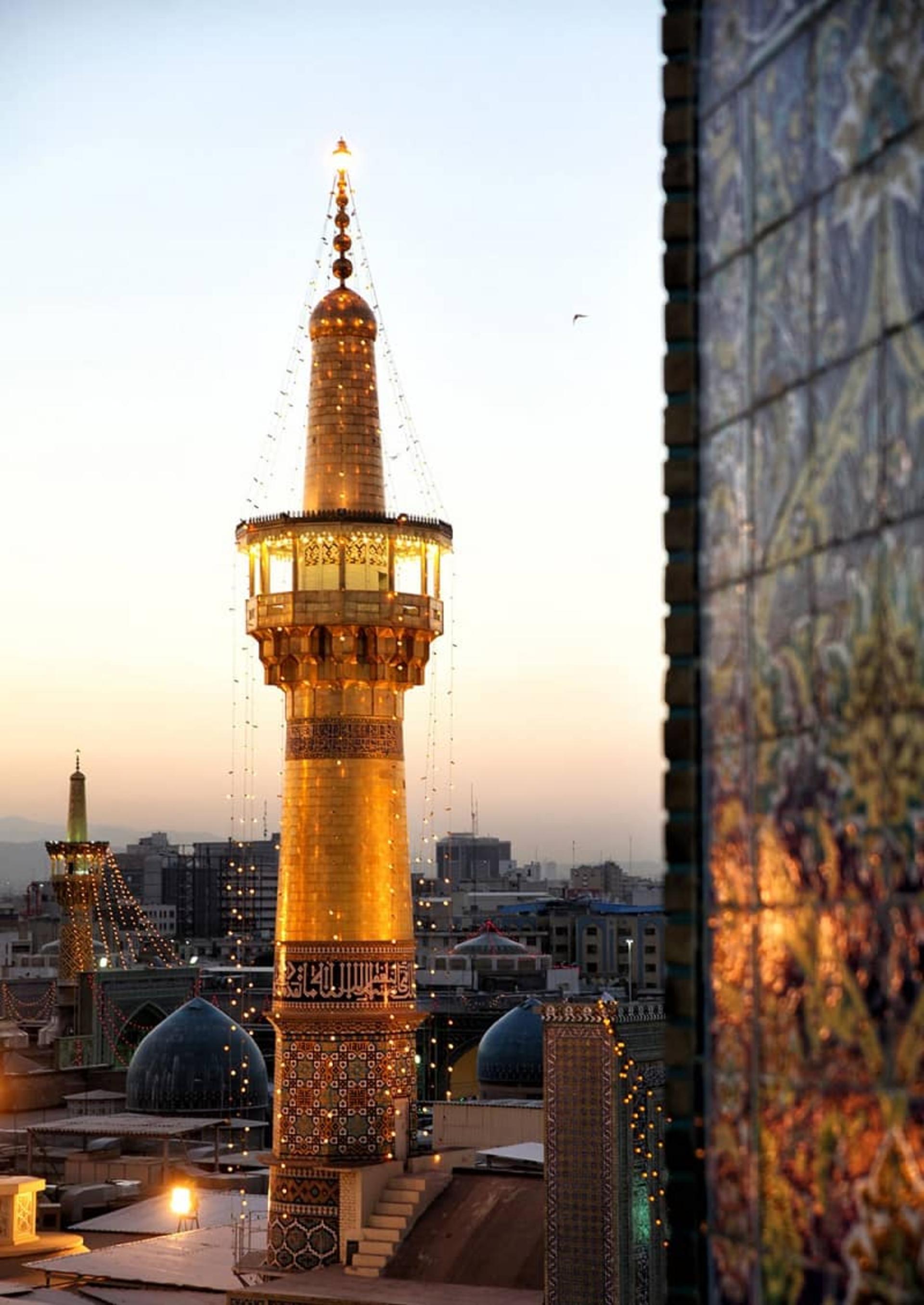 گلدسته کنار گنبد طلای حرم امام رضا (ع)