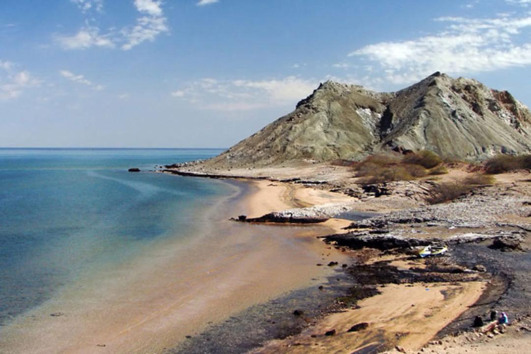 ساحل صخره‌ ای جزیره لاوان از نمای دور