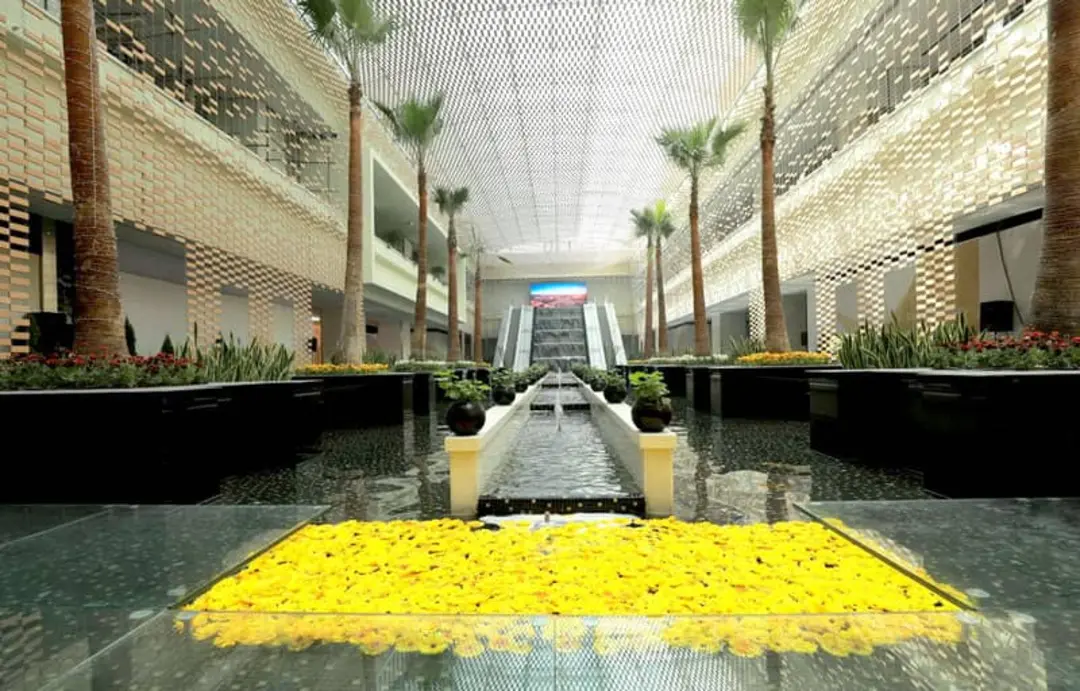 جوی آب وسط باغ دیدار ایران مال
