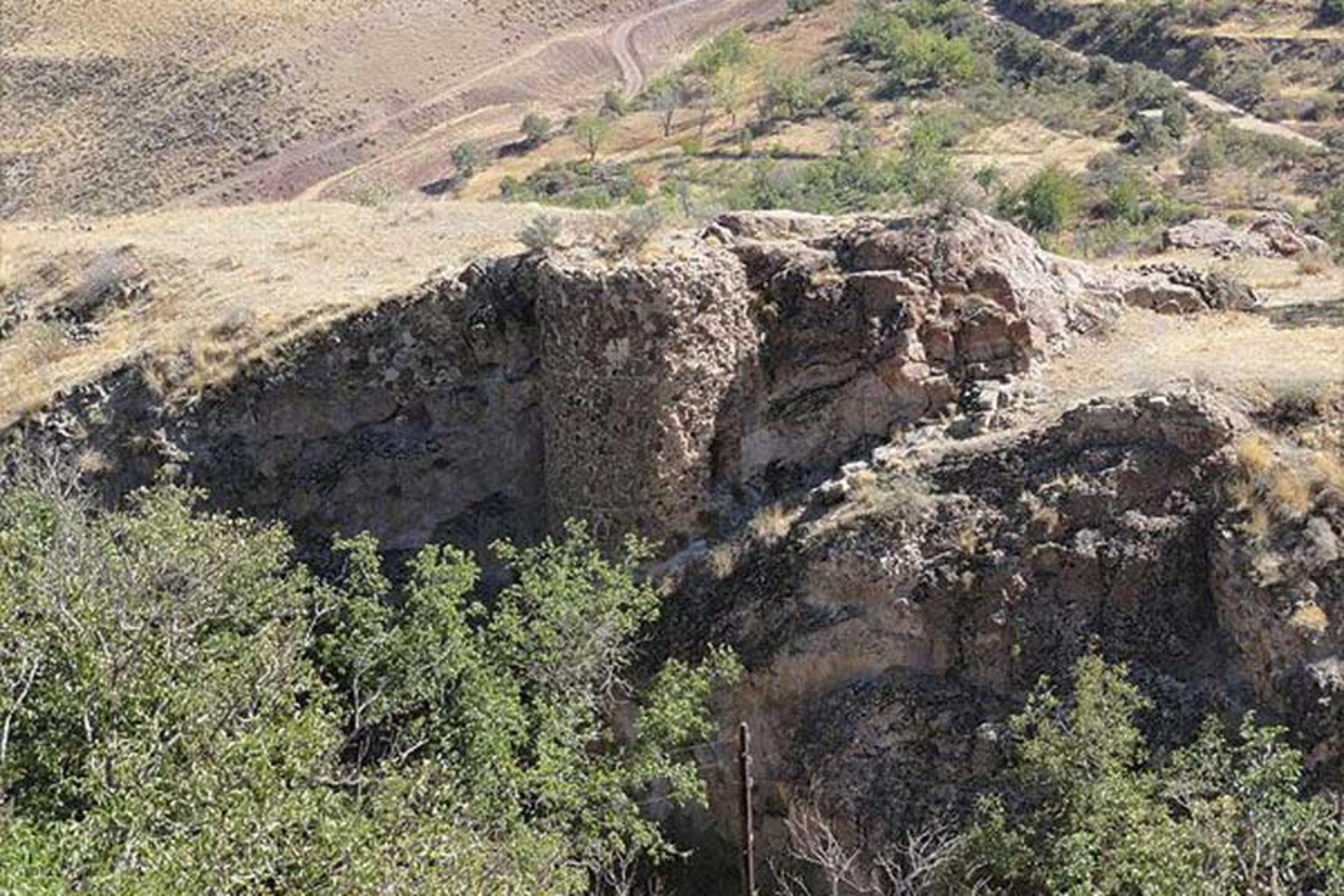 قلعه سنگی میانه