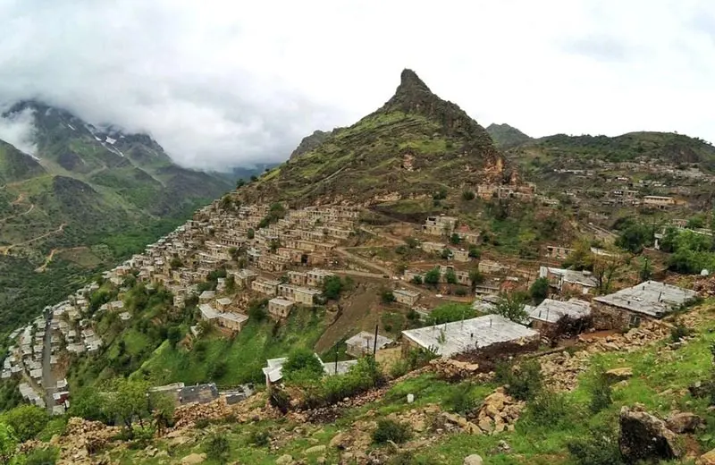 طبیعت و معماری پلکانی روستای اورامان تخت کردستان