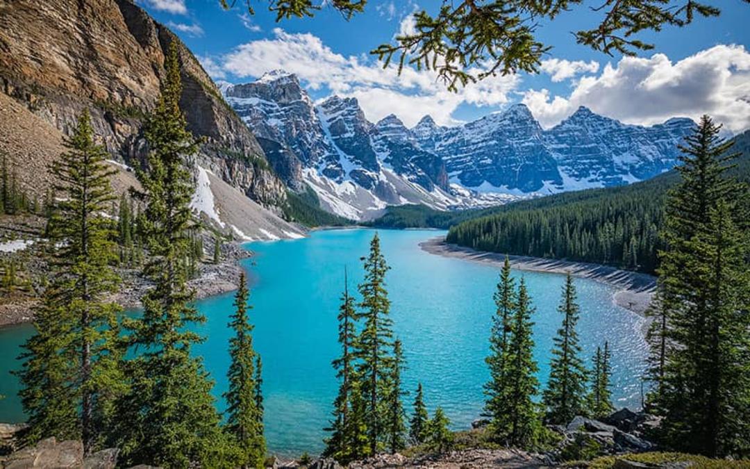 دریاچه ای زیبا و فیروزه ای در وسط کوهستان