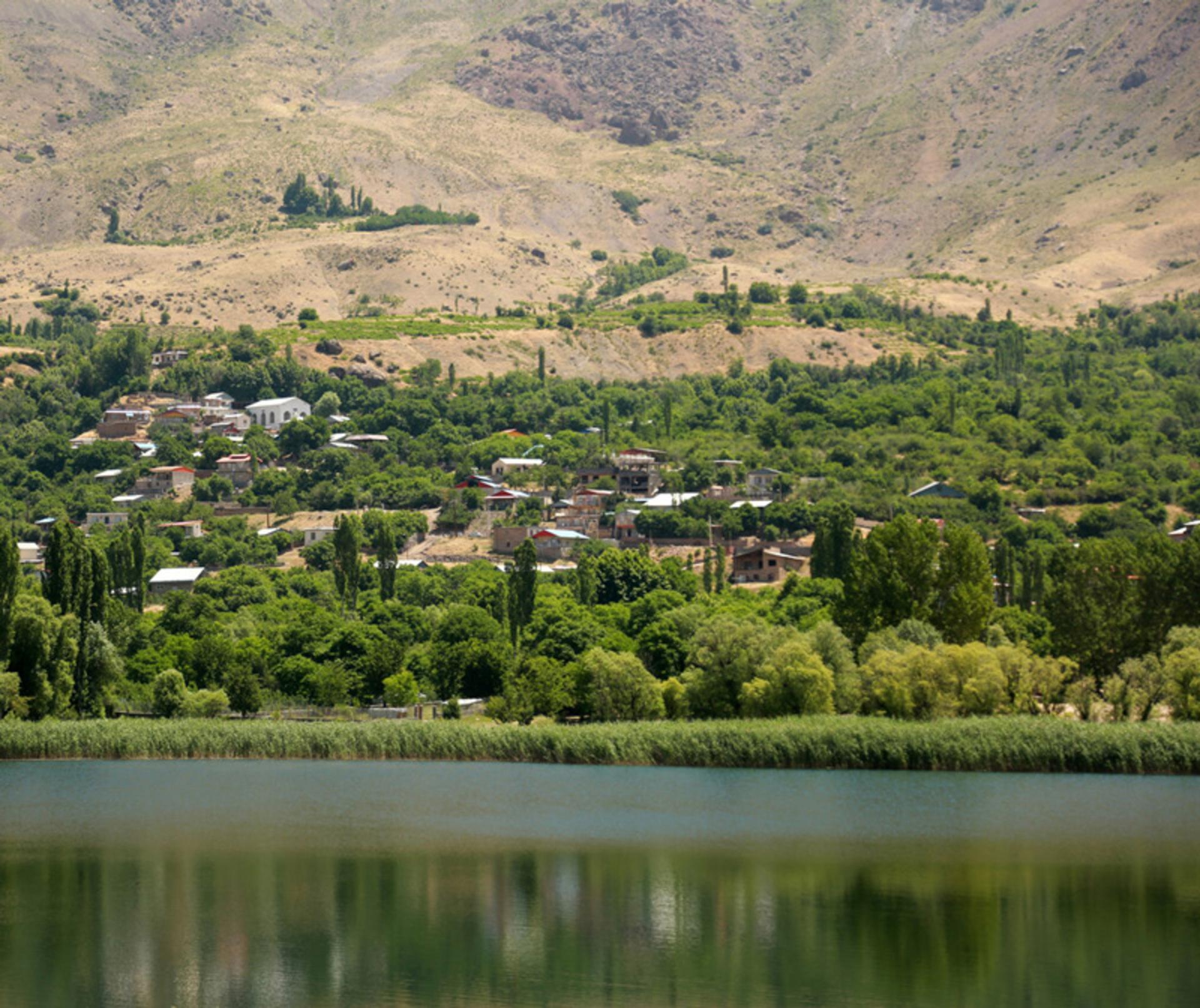 چشم‌انداز اطراف دریاچه اوان