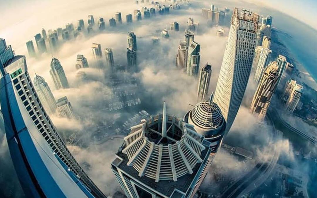 بالای آسمانخراش ها فرورفته در ابر