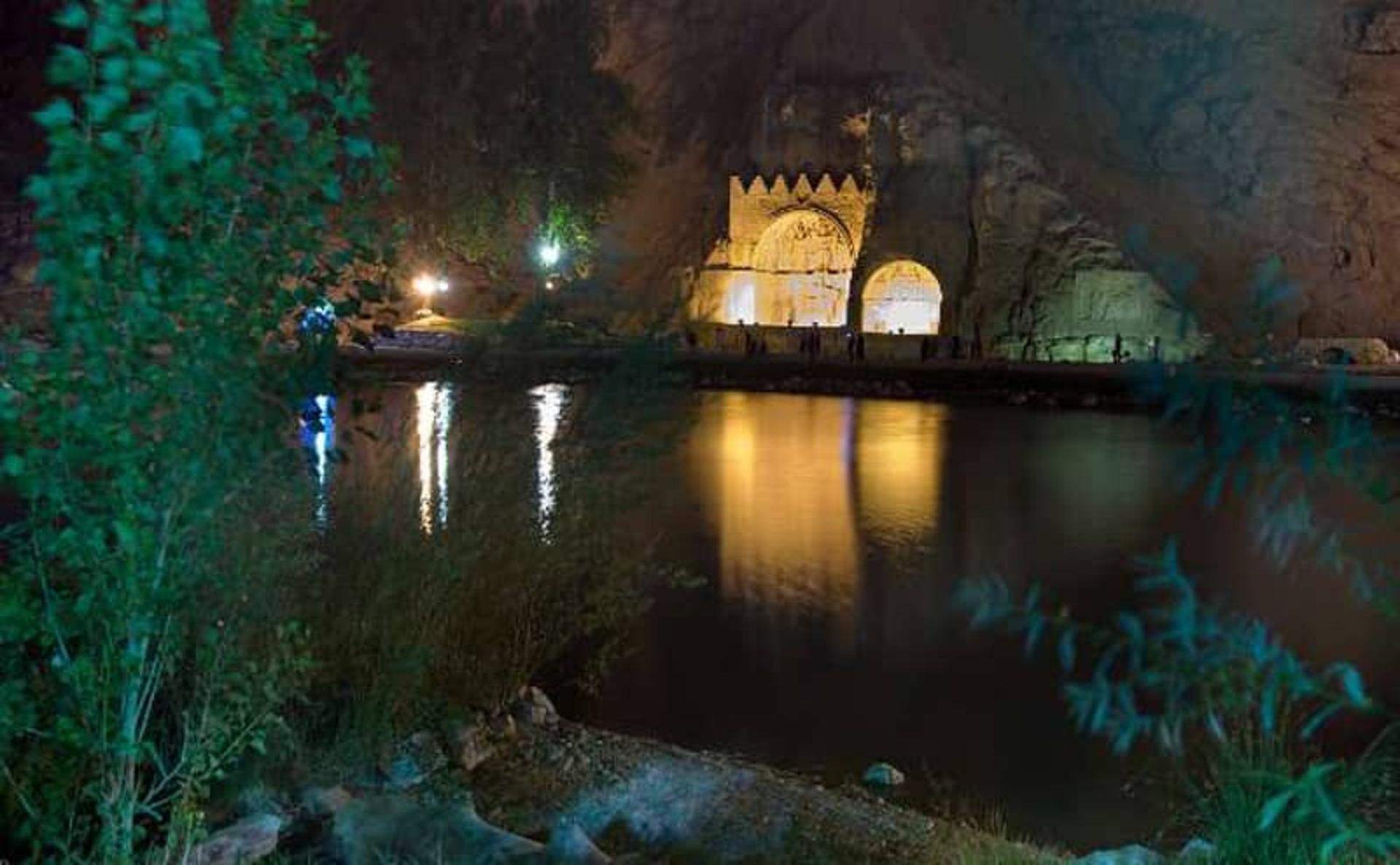 تصاویری زیبا از طاق بستان در شب