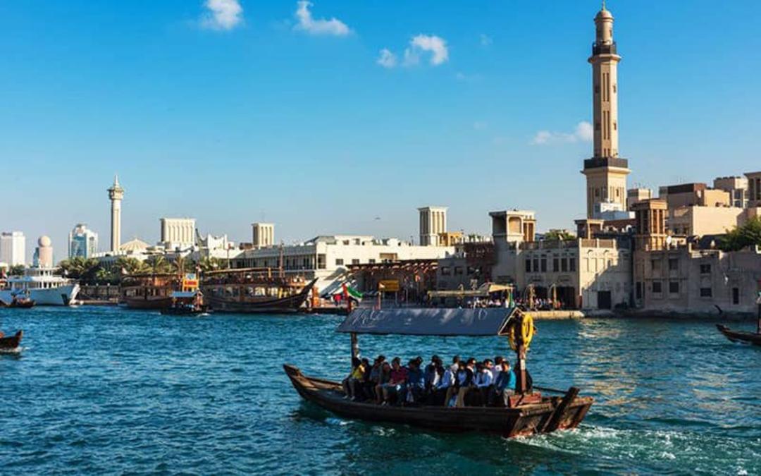 قایقی چوبی  در حال حمل تعداد زیادی مسافر