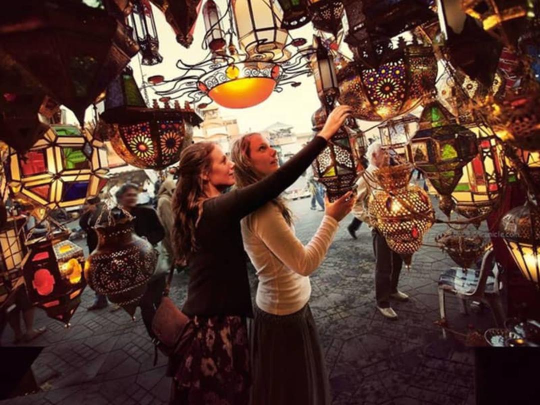 زن هایی در حال خرید فانوس ها و لوستر ها