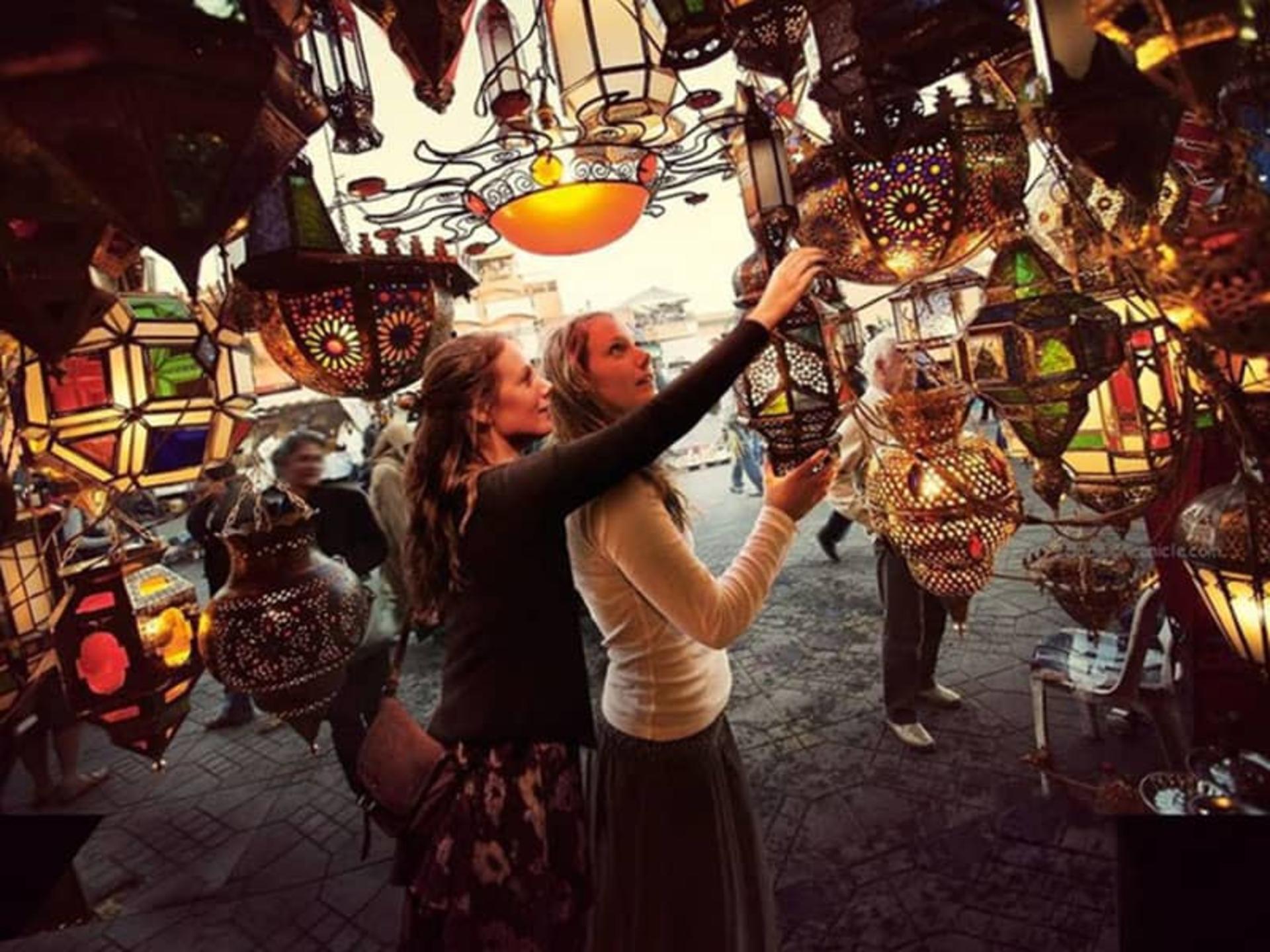 زن هایی در حال خرید فانوس ها و لوستر ها