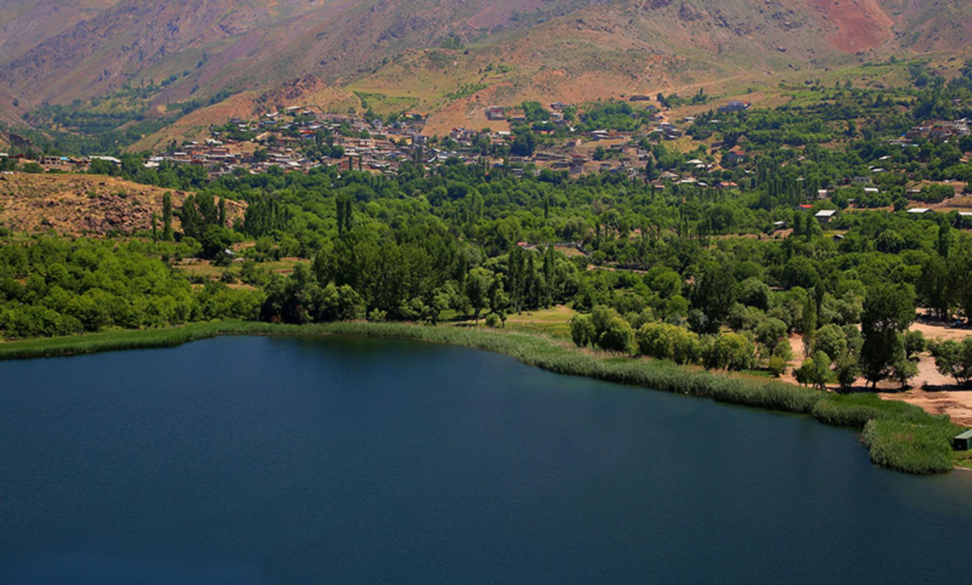 کوه‌های اطراف دریاچه اوان 