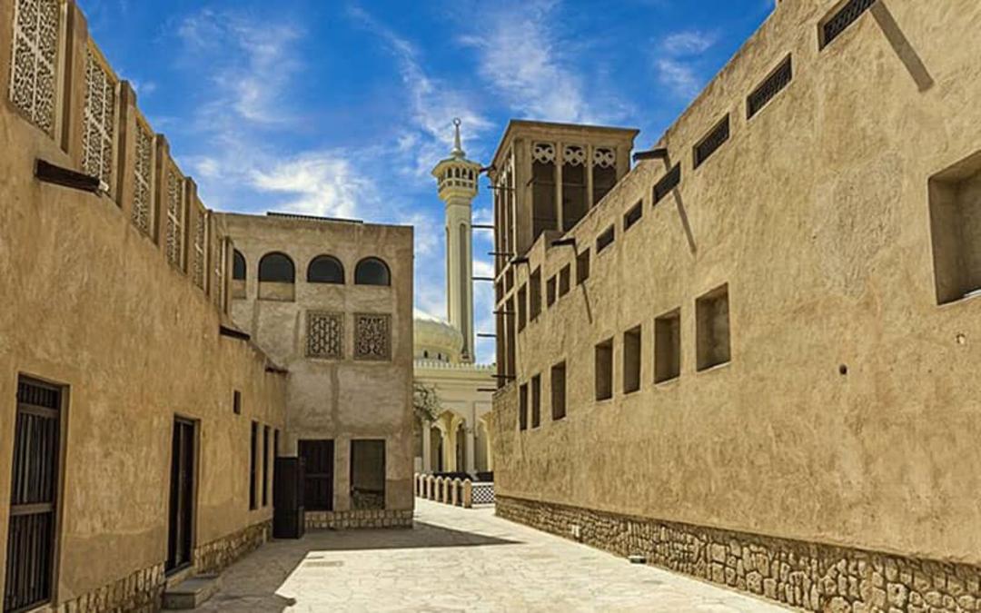 محله ای قدیمی با بادگیر و مناره