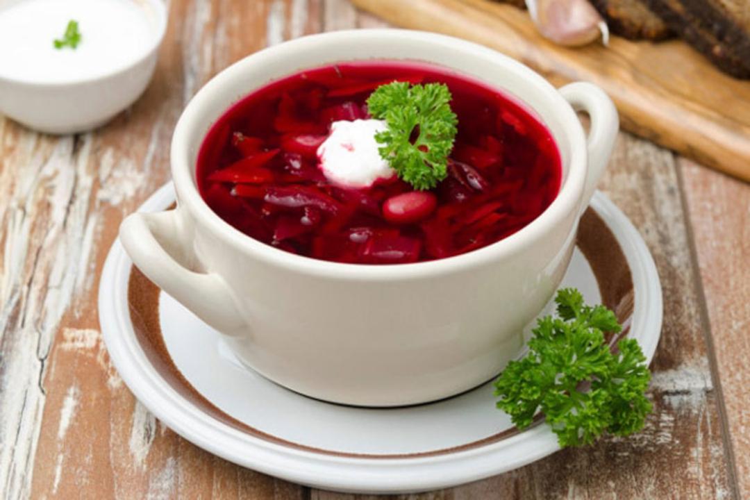 سوپ برش چغندر در کاسه سفید