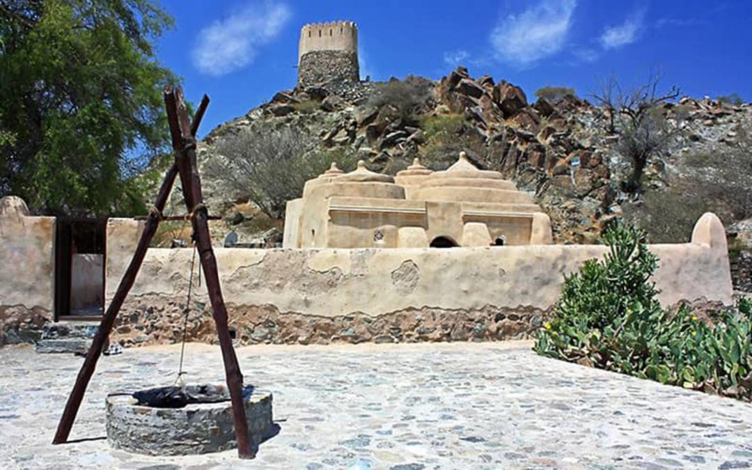 ساختمانی سنگی با یک برج و چاهی در وسط آن
