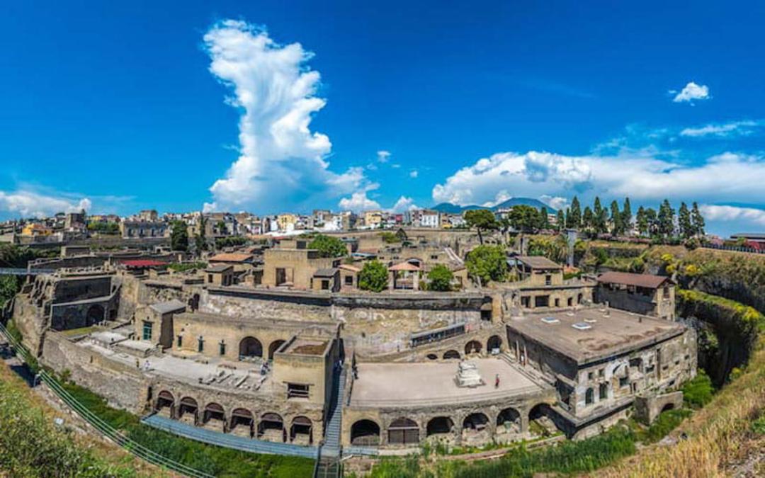 هرکولانیوم و ساختمان های باستانی در محیط آسمان آبی 