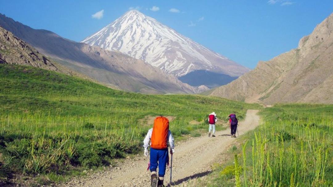 کوهنوردان در حال صعود به کوه دماوند