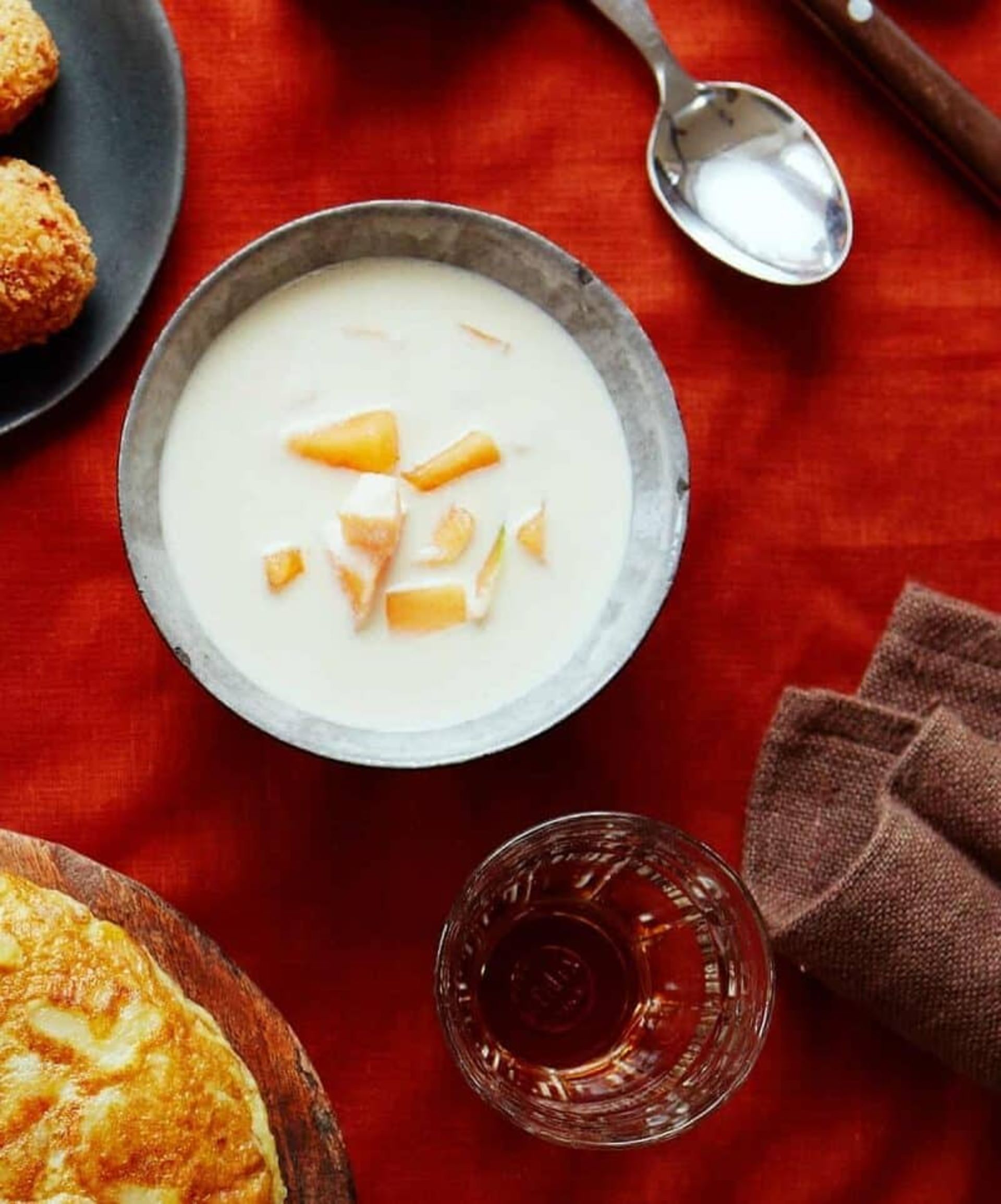 سوپ بادام (Ajo blanco) به همراه ملون