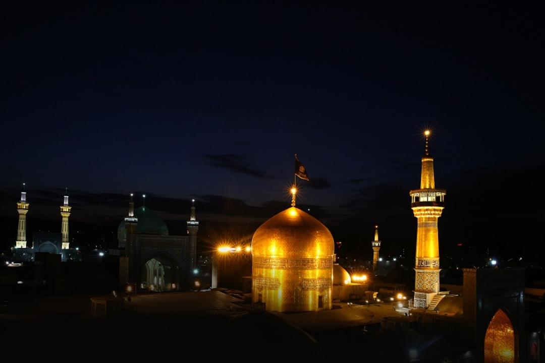 گنبد و گلدسته حرم امام رضا (ع) در شب
