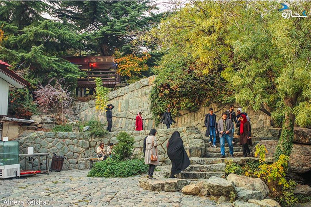 پیاده روی در پله های سنگی پارک جمشیدیه تهران