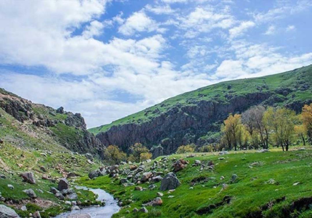 نمای شمالی روستای موئیل در کنار کوه سبلان