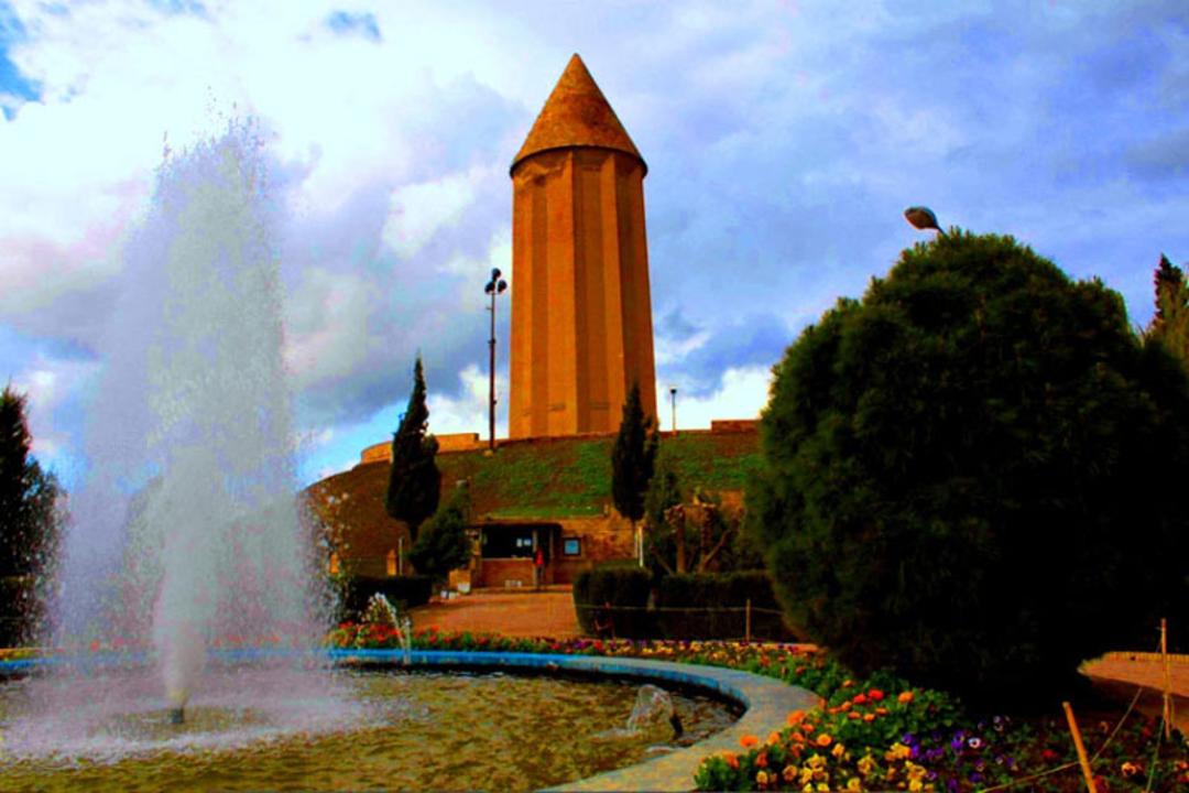نمایی از روبه‌رو از برج گنبد قابوس