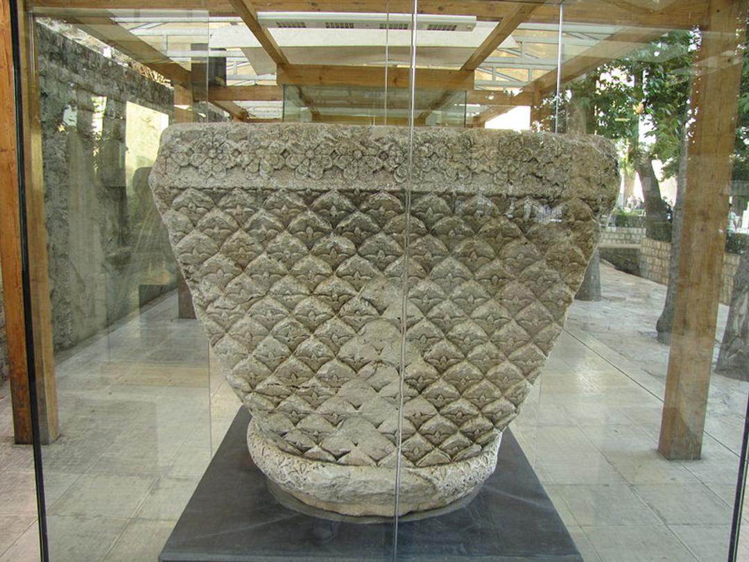 سرستون های سنگی ساسانی در طاق بستان