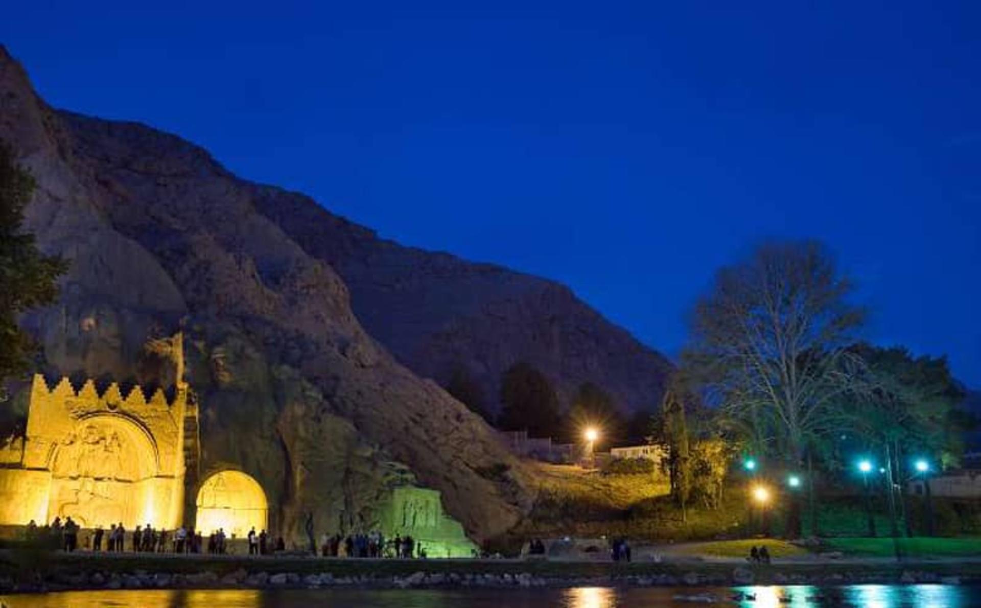 تصاویری زیبا از طاق بستان در شب