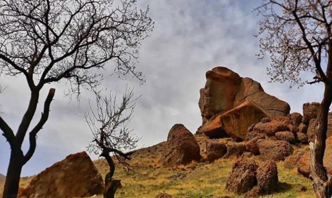پیکره سنگی بابا داوود عنبران