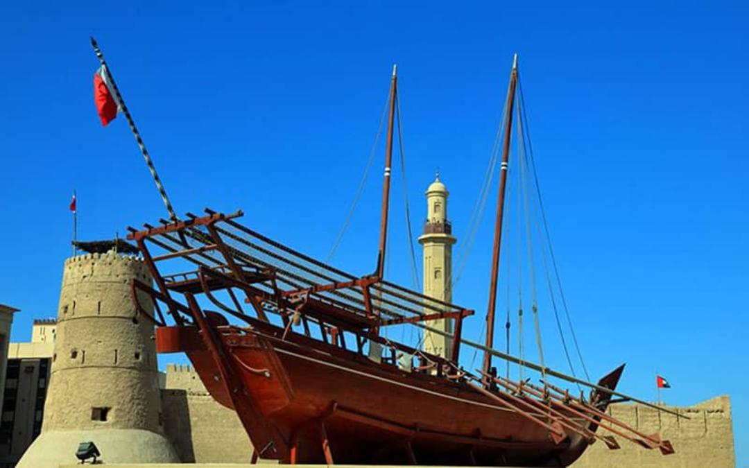 یک کشتی چوبی قدیمی در کنار قلعه