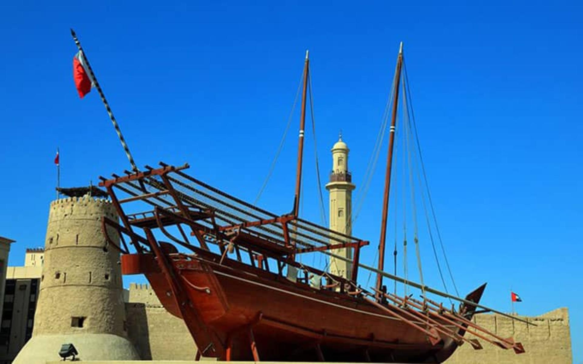 یک کشتی چوبی قدیمی در کنار قلعه