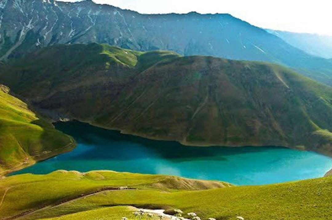 دریاچه تار و هویر در جوار کوهستان و دشت سبز